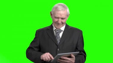 Graddad swiping ve parmak kullanarak ekran sürgülü elbiseli.