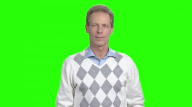 Yeşil ekran üzerinde akıllı gülümseyen adam.