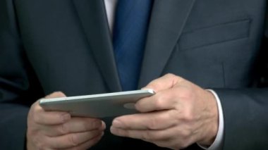 Smartphone kullanarak iş adamı kapatın.