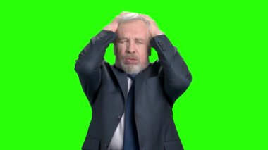 Umutsuz endişeli yaşlı işadamı, yeşil ekran.