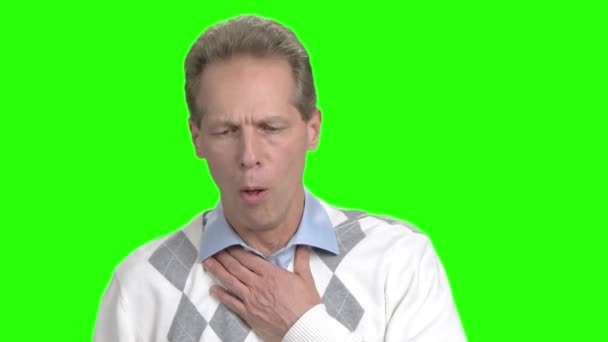 Uomo con attacco di tosse, sfondo verde . — Video Stock