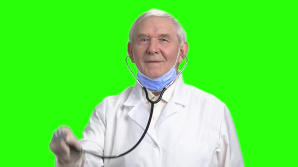 Smiling old doctor checking your lungs. — Stock Video
