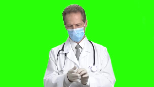 Mature médecin pliant les bras . — Video