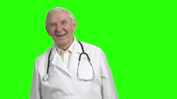 Old chief physician laughing, slow-motion. — Stock Video