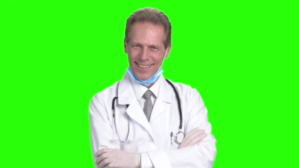 Positivo amichevole medico maturo con braccia incrociate . — Video Stock