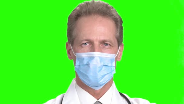 Starší lékař v lékařské masku úsměvu. — Stock video