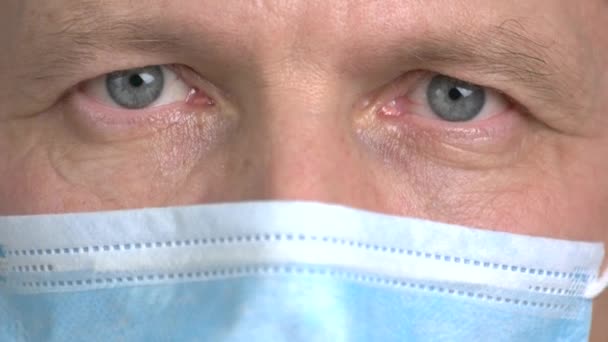 Detailní záběr lékař zavřel oči. — Stock video