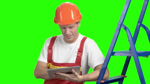 Constructor positivo con tableta digital . — Vídeo de stock