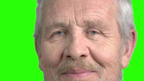 Close-up van gezicht van bejaarde man, groen scherm. — Stockvideo