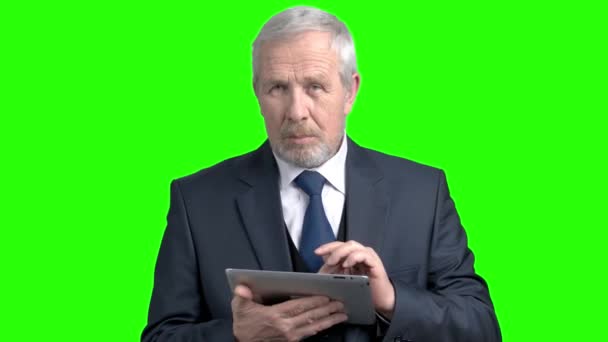 Seriöser Senior-Geschäftsmann mit PC-Tablet. — Stockvideo