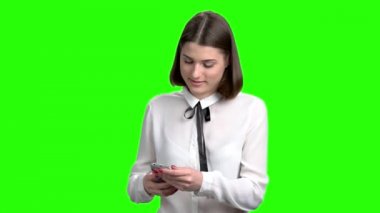 Kız telefonu onun arka cebinden çıkarır.