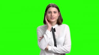 Güzel esmer gülümseyen kız portresi.