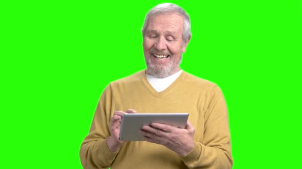 Uśmiechający się w wieku człowiek za pomocą cyfrowego tabletu. — Wideo stockowe
