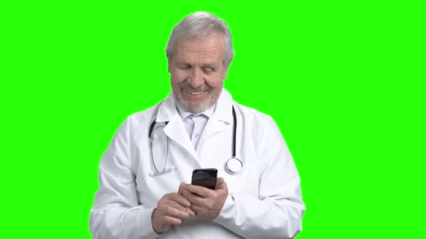 Akıllı telefon yazarak doktor portresi. — Stok video