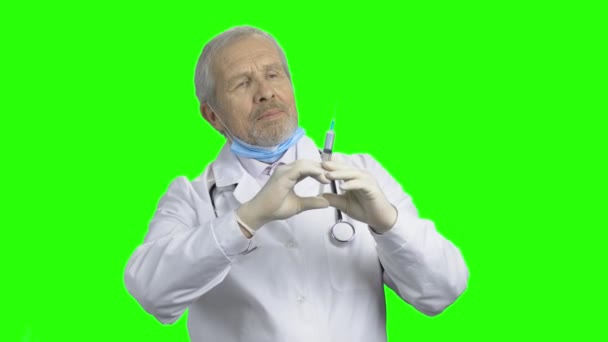 Starý starší doktor stále připraveny stříkačky injekce. — Stock video