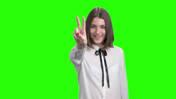 Teen κορίτσι σε λευκή μπλούζα δείχνει νεολαίας χειρονομίες. — Αρχείο Βίντεο