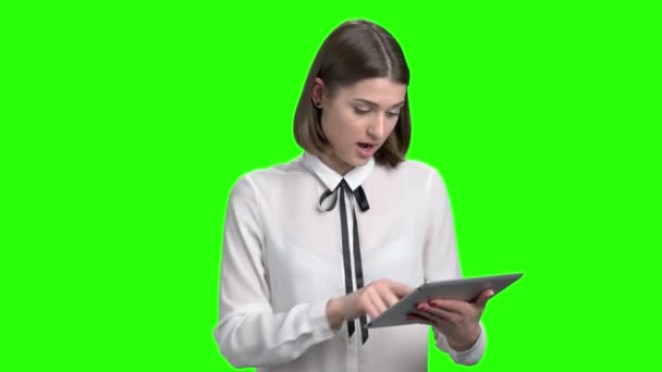 若い女性ビジネス タブレット スピーカー. — ストック動画