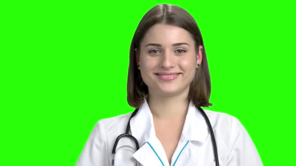 Genç beyaz kadın doktor portre yakın çekim. — Stok video