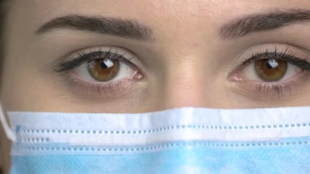 Extreme close up brown eyes with medical mask. — Stock Video