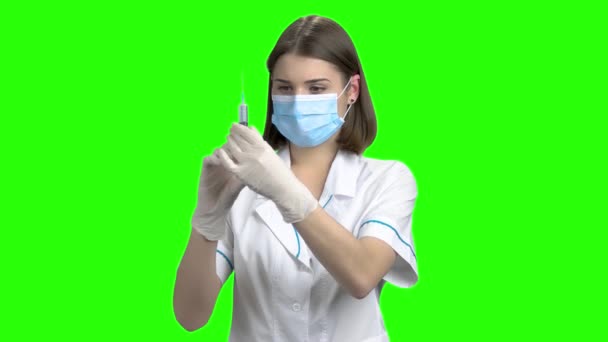 Jeune femme médecin avec seringue . — Video