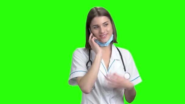 Medico che fa conversazione telefonica . — Video Stock