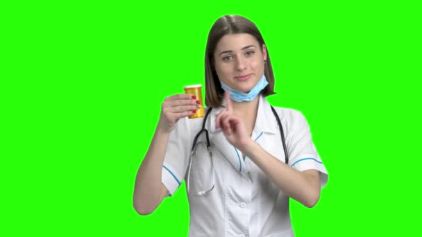 Roztomilý ženský lékař doporučil prášky, na lékařský předpis. — Stock video