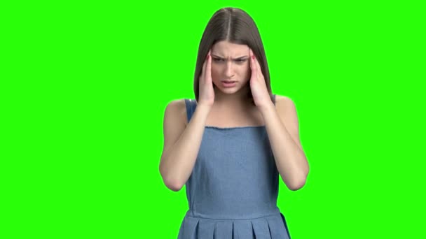10 代女性頭痛を持っていること. — ストック動画