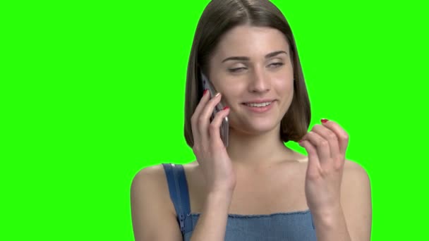 Belle femme brune parlant au téléphone avec son petit ami . — Video
