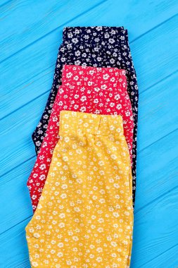 Dikey görüntü yeni Childs'ın pamuk pantolon.