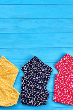 Çiçek desenli bebek tayt.