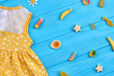 Küçük elbise sarı ve tatlı yakın çekim.