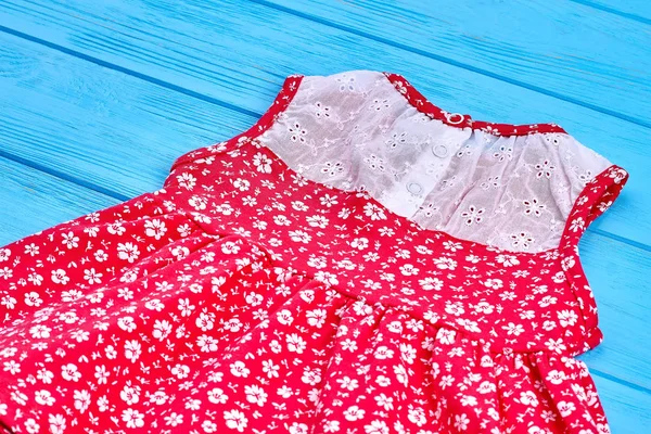 Vestido de niña de verano delicada . — Foto de Stock