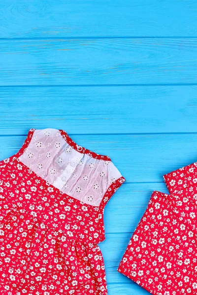 Dainty bebé-niña ropa de verano . — Foto de Stock