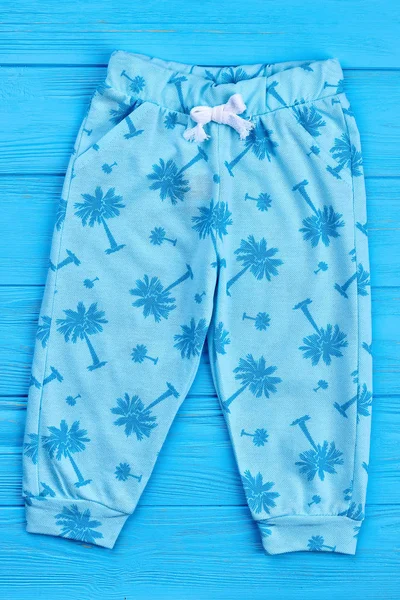 Ljus blå sommaren baby leggings. — Stockfoto