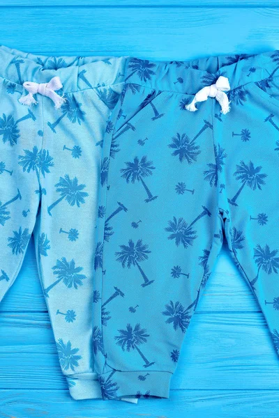 Pantalones azules de bebé de diseño moderno . — Foto de Stock