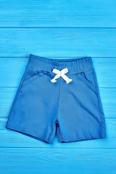 Baby pojke blå organiska shorts. — Stockfoto