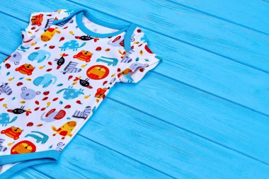 Yeni doğan için organik baskılı gömlek.