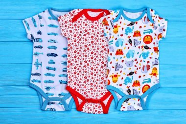 Yeni doğan için güzel bodysuits kümesi.