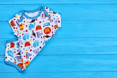 Yeni doğan için yeni katlanmış giyerlerdi.