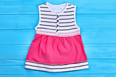 Çizgili alt üst ve pembe bebek elbise.