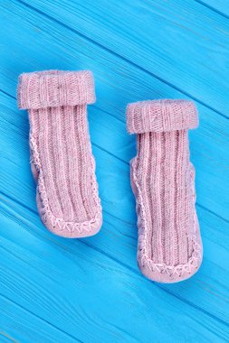İşlemeli pembe yün çorap tekerlek parmağı.