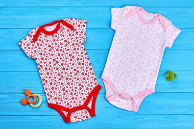 Kız bebek pamuk bodysuits kümesi.