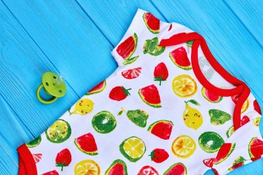 Meyve yazdırma bebek romper yakın çekim.