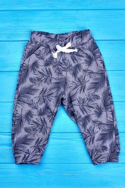 Çocuklar için modern baskı mor pantolon.