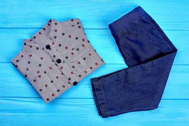 Erkek bebek için yeni katlanmış denim giysiler.