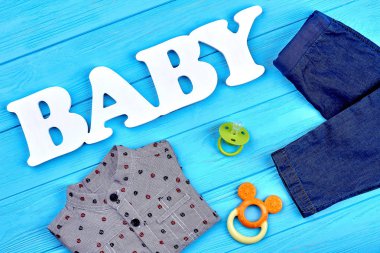 Gömlek ve pantolon, erkek bebek için aksesuarlar.