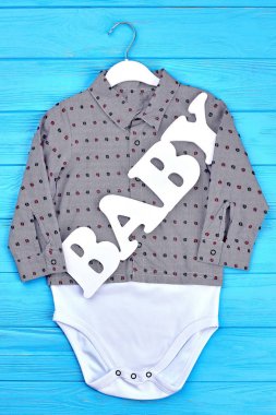 Erkek bebek yeni trendy elbise.