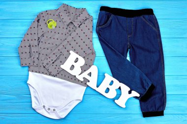 Erkek bebek kot elbise arka plan.