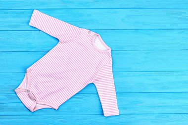 Beyaz pembe çizgili bebek elbise.