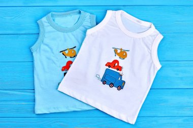 Bebek-çocuklar için şirin t-shirt koleksiyonu.